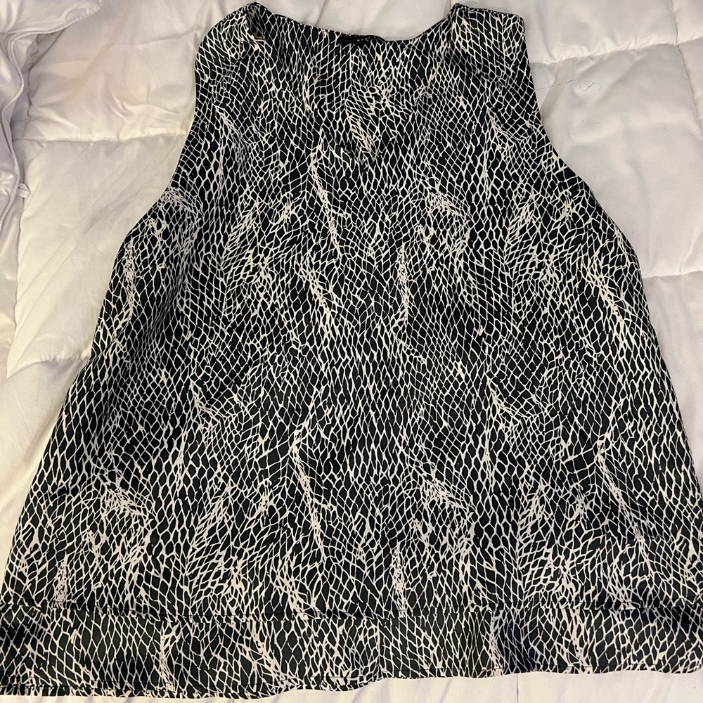Grey and white snake design, blousy sleeveless tiered shirt. Size xl. West kel.